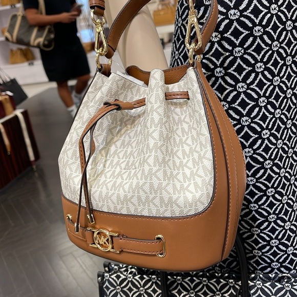 Michael Kors Reed Medium Belted Bucket Messenger Crossbody Handbag Vanilla MK - Picture 14 of 16